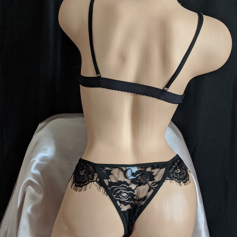 Mysterious black lace panty and bralette set - Picture 4 of 5